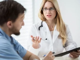 врач говорит с мужчиной