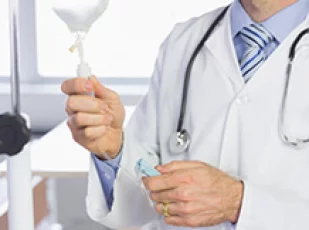 врач с капельницей